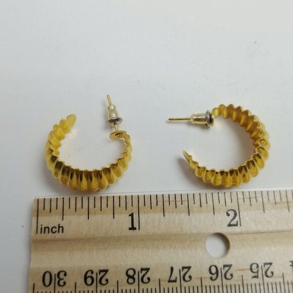 Vintage Ribbed Gold Tone Hoop Stud Earrings Huggie Retro 90s Style - Picture 4 of 5